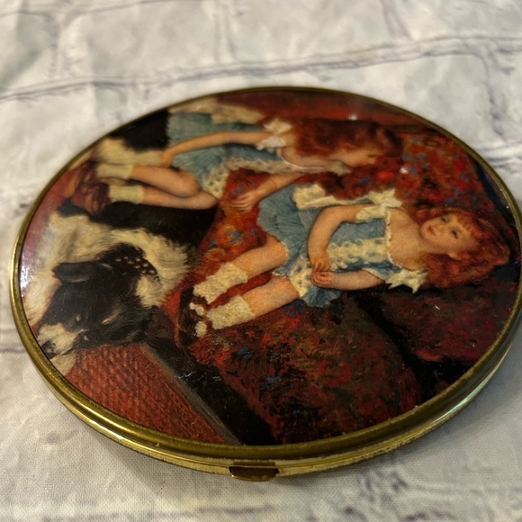 VINTAGE GERMANY TWO GIRLS SISTERS & DOG PORTRAIT DOUBLE MIRROR COMPACT (1950’S) - Picture 2 of 5